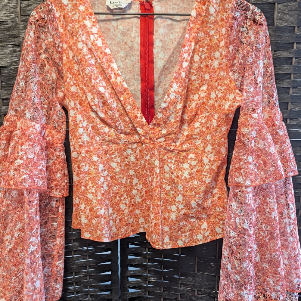 bebe Floral Women's Top blouse size SMALL excellent used cond. Gorgeous sleeves!